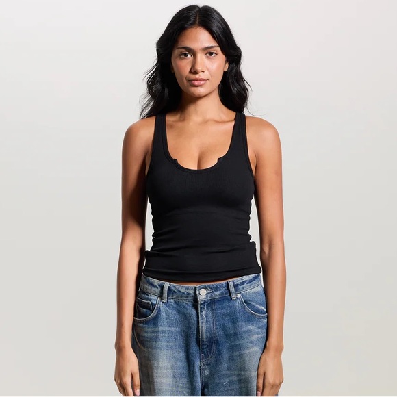 Klassy Network Ribbed U-Shape Tank - Picture 4 of 8